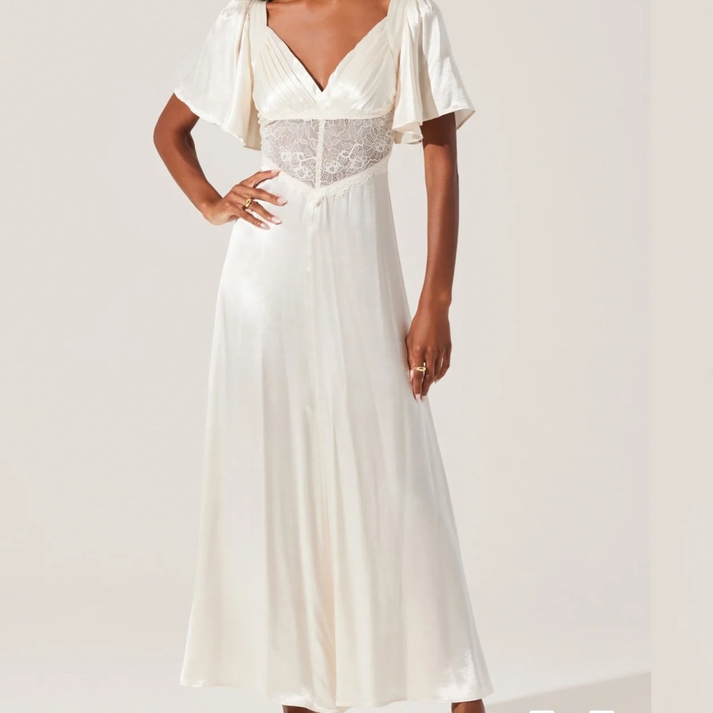 ASTR THE LABEL IVORY DRESS 🤍